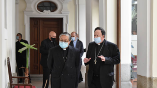 El nuncio Auza visita el arzobispado castrense