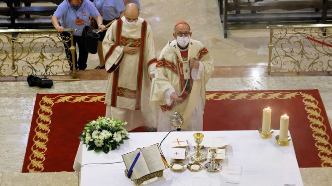 Omella bendice el altar
