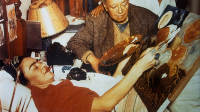 Kahlo pintando "Naturaleza viva", junto a Diego R.