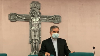 Becciu, en la rueda de prensa