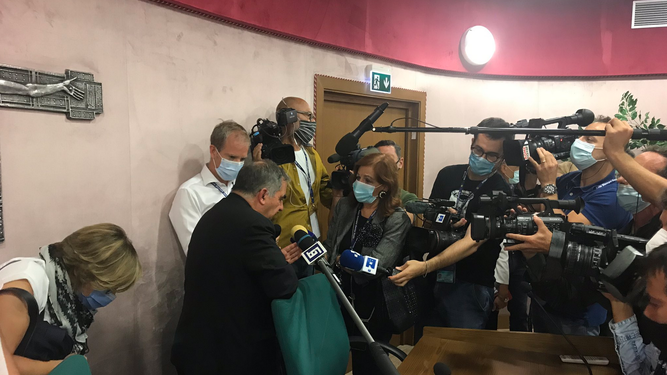 Becciu, en la rueda de prensa