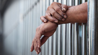 Preso, en una cárcel