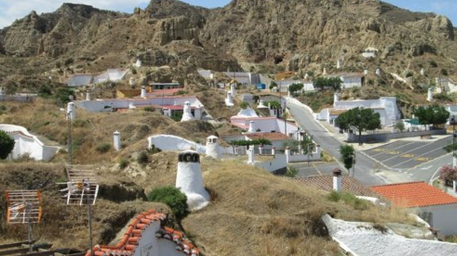 Sierra y casas-cueva en Guadix