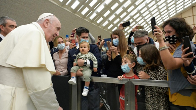 El Papa con las familias de la audiencia