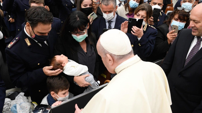 El Papa recibe a los agentes y sus familias