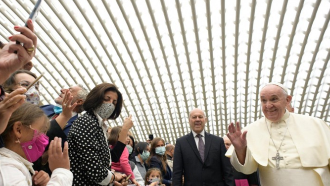 El Papa saluda a las familias