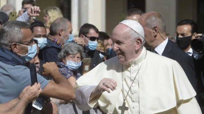 El Papa, en la audiencia, saluda con el codo