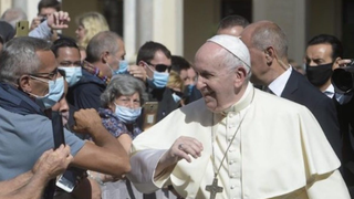 El Papa, en la audiencia, saluda con el codo
