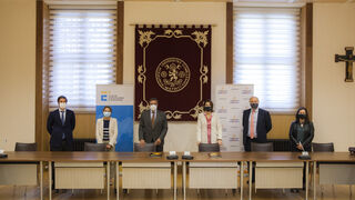 Representantes del Club de Exportadores y la Universidad Pontificia Comillas