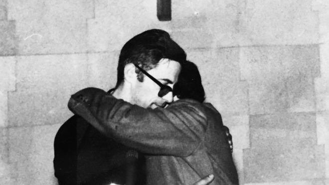 Este abrazo del padre Ángel García y el padre Ángel Silva selló la fundación de Mensajeros de la Paz