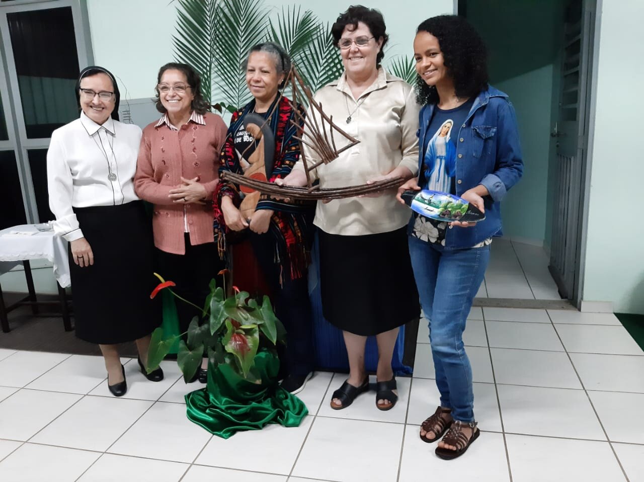 Las religiosas con la presidenta de la CRB