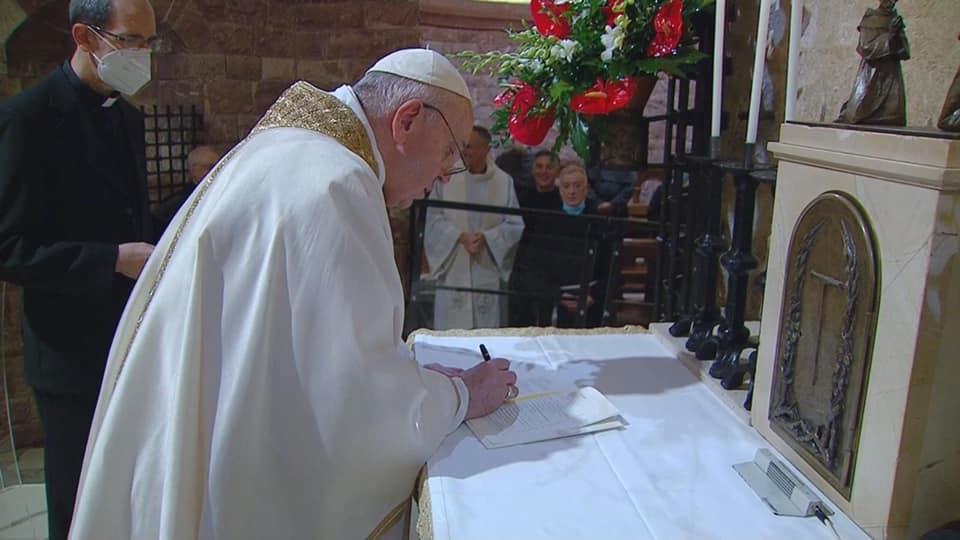 Papa Francisco firma la Fratelli Tutti