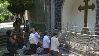 Fieles católicos rezan delante de la Basílica de Nuestra Señora de Sheshan en Shangai