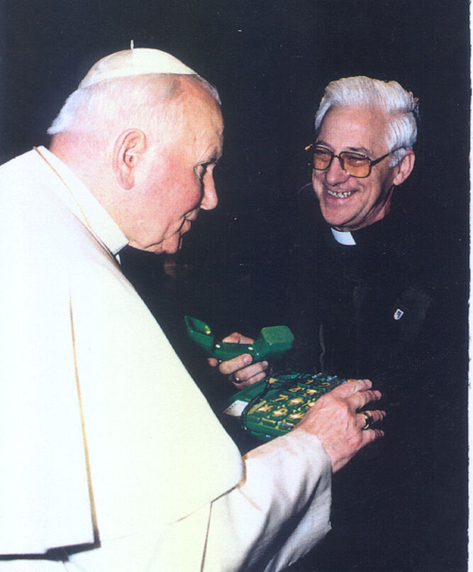 El padre Ángel con Juan Pablo II (Entrega Teléfono)-1