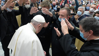 Curas bendicen a Francisco