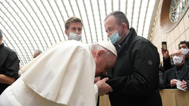 El Papa besó las manos de un sacerdote