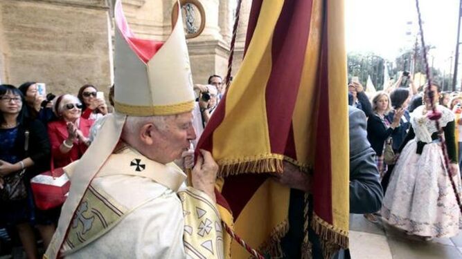Cañizares besa la Real Senyera.