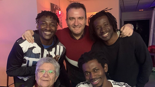 Luis Callejas (en el centro), director de La Merced Migraciones