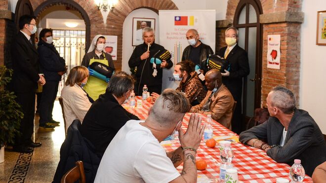 Con Krajeswki, Taiwán donó alimentos y bolsas de dormir a sin techo y pobres de Roma