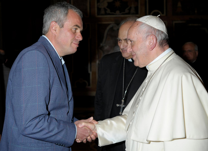 El Papa saluda a Morsolin