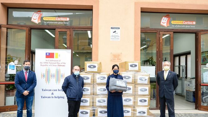 Taiwán entrega alimentos a los pobres romanos