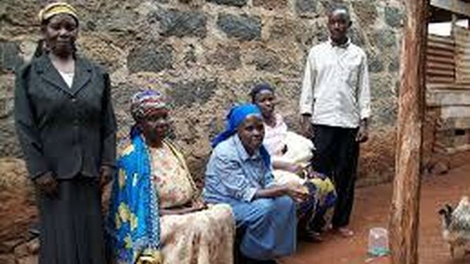 Hermana Wamboi y habitantes de Kibera