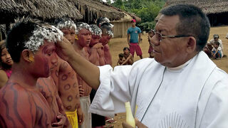 Justino Sarmento Rezende en una comunidad indígena