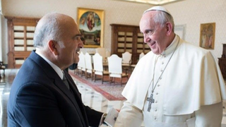 el príncipe Hassan Bin Talal, con el Papa Francisco
