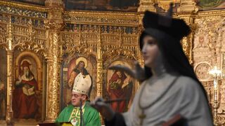 José María Gil Tamayo, junto a una estatua de Teresa