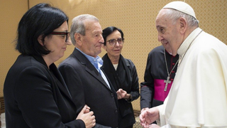 El Papa y la familia del sacerdote Roberto Malgesini