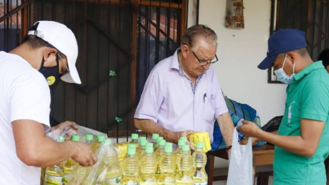 Nicolás Castellanos en sus proyectos de asistencia social
