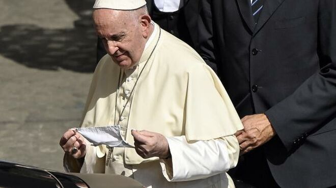 Francisco se pone la mascarilla