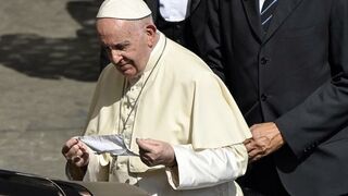 Francisco se pone la mascarilla