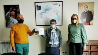 Luis Fernández Terrón entrega a Cáritas los beneficios de su último libro