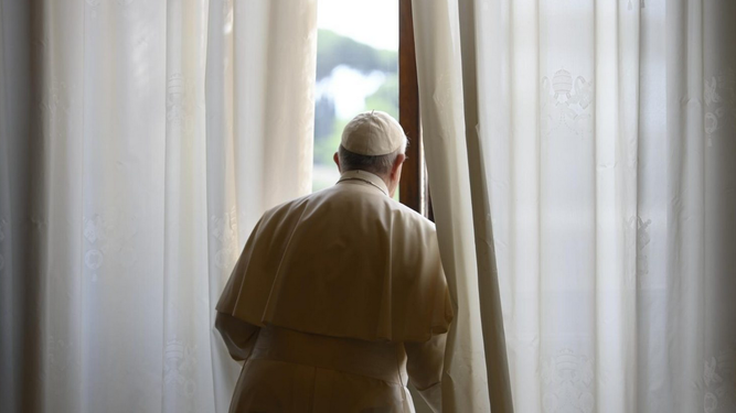 El Papa se asoma a la ventana