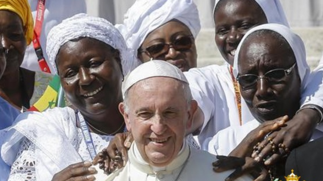 El Papa, con mujeres africanas