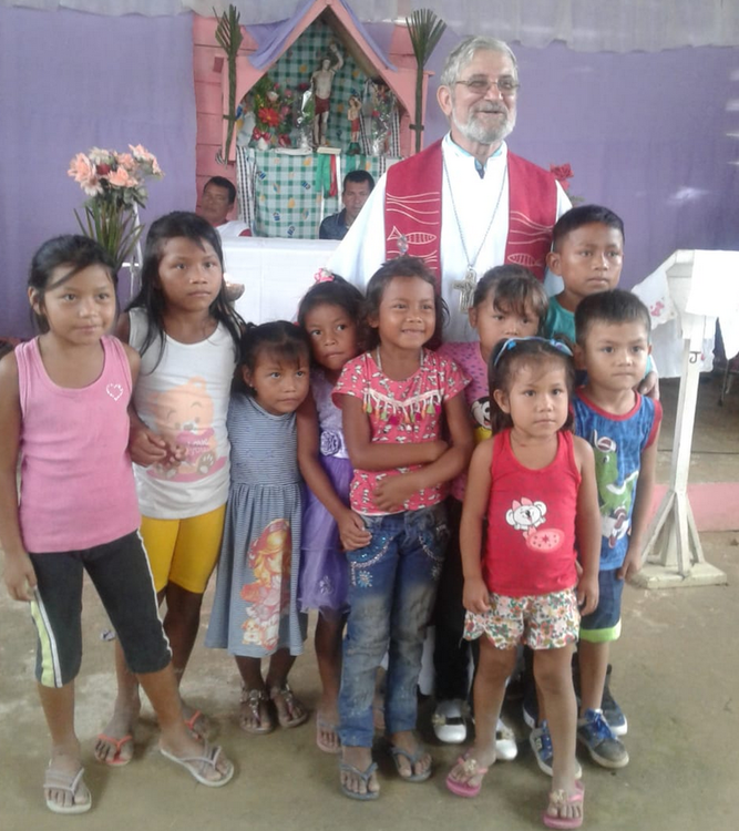 ZOn, con un grupo de niños
