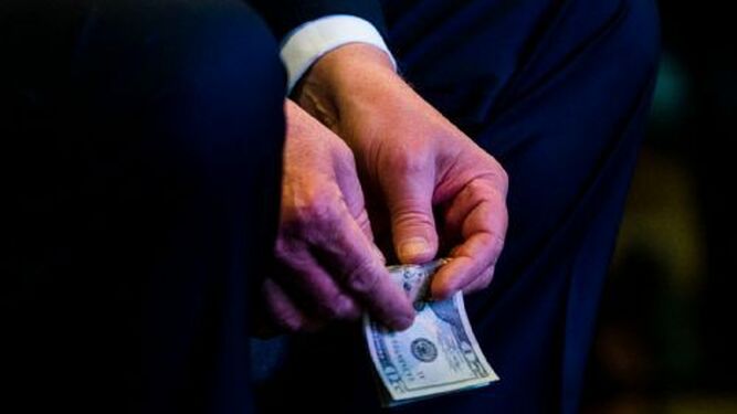 Una imagen de Trump contando un fajo de billetes en una iglesia de Nevada se vuelve viral