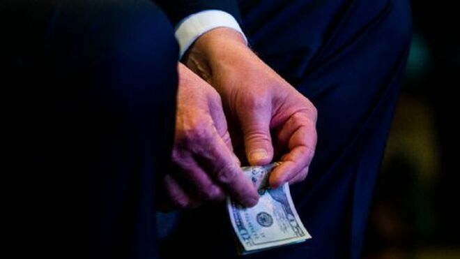 Una imagen de Trump contando un fajo de billetes en una iglesia de Nevada se vuelve viral