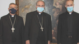 Los obispos extremeños sostienen que la prohibición de comulgar en la boca "limita los derechos de los fieles"