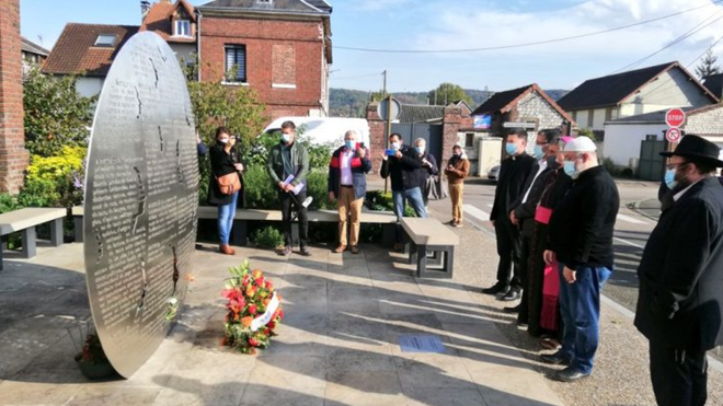 Minuto de silencio en la 'Estela de la fraternidad' de Rouen