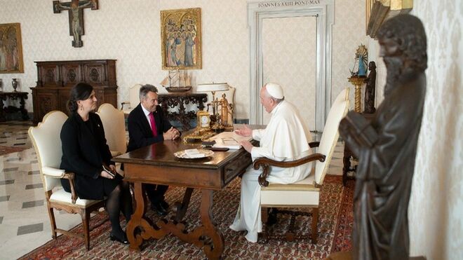 Francisco y el presidente de la Cruz Roja Internacional, Peter Mauer
