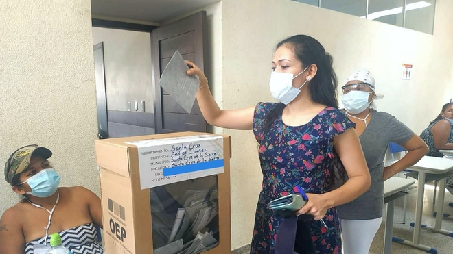 Bolivia. La senadora Adriana vota