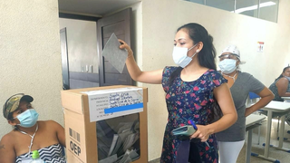 Bolivia. La senadora Adriana vota