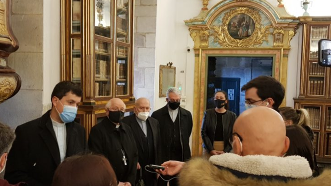 El arzobispo de Santiago de Compostela, con la prensa