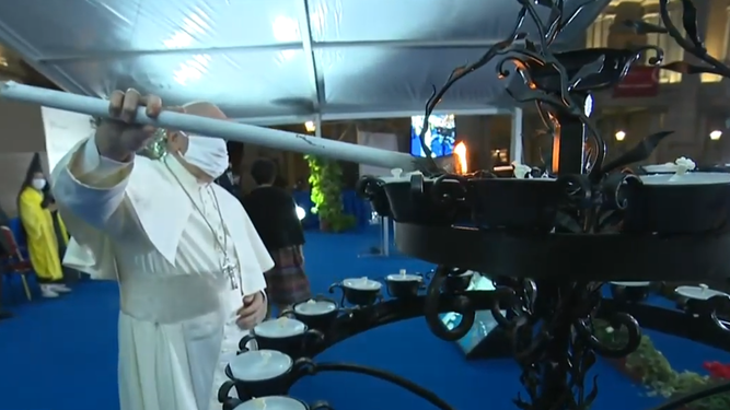 El Papa enciende una vela de la paz