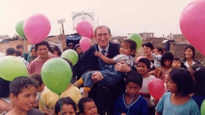P. Patxi Loidi, con niños en Perú