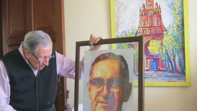 Loidi con una foto de monseñor Romero