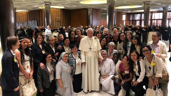 Papa Francisco con las mujeres en el Sínodo