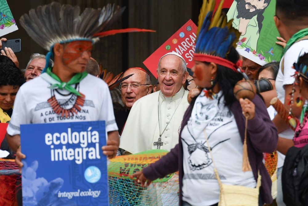 Papa Francisco con los indígenas en el Sínodo